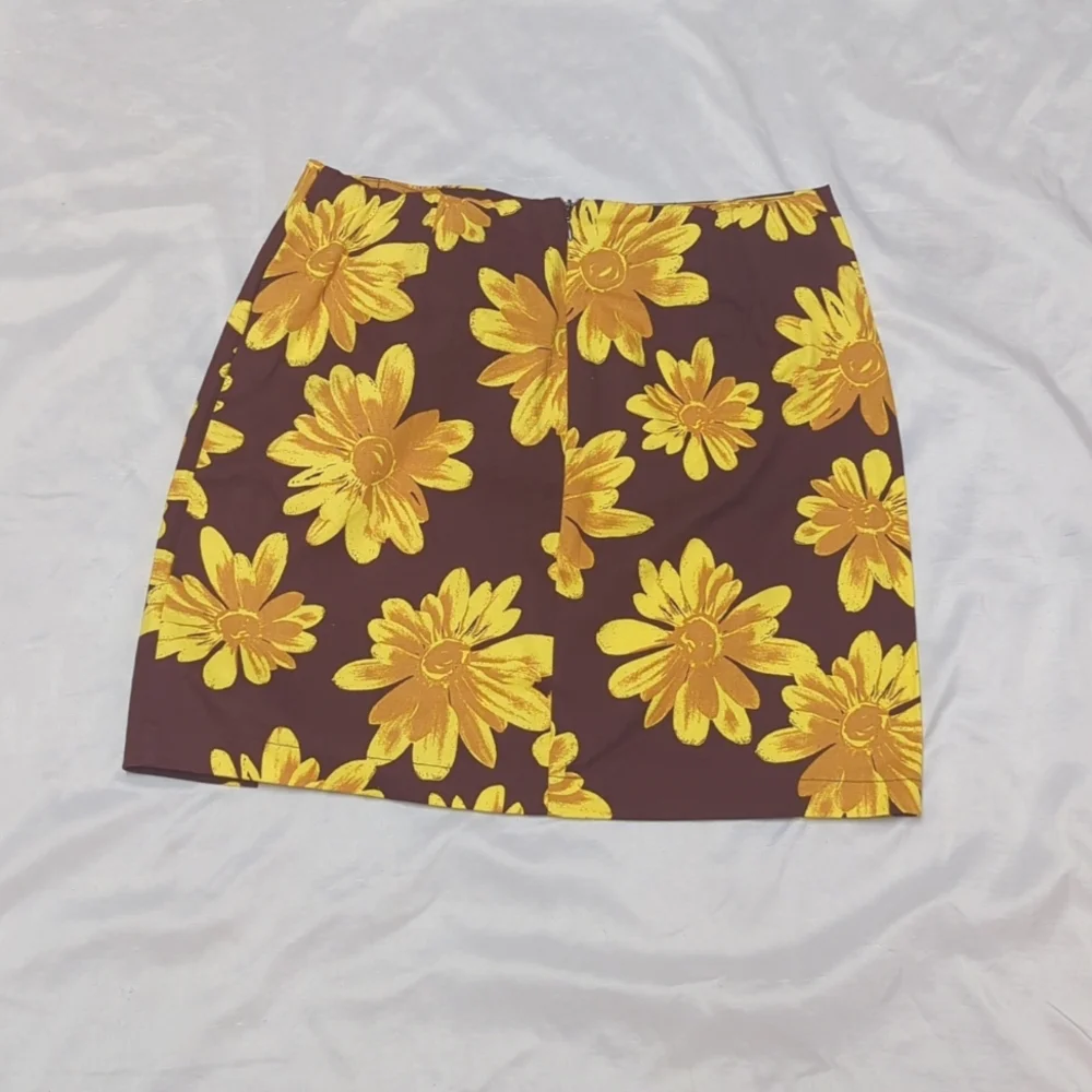 NWOT Chocolate Brown Mini Skirt Mod Flower Power Daisies